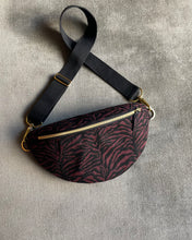 Lade das Bild in den Galerie-Viewer, *NEU* AVA BUMBAG – Stylische Bauchtasche mit Animal-Print & Goldakzenten | limitiert