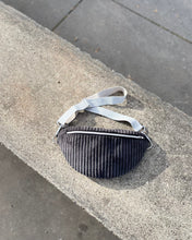 Lade das Bild in den Galerie-Viewer, VIKTORIA BUMBAG - Cord