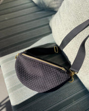 Lade das Bild in den Galerie-Viewer, SYLVIE Bauchtasche 3D-Rautenmuster Schwarz Quilted, Gurtband Schwarz, Deathstock