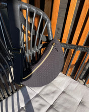 Lade das Bild in den Galerie-Viewer, SYLVIE Bauchtasche 3D-Rautenmuster Schwarz Quilted, gold, Gurt Schwarz