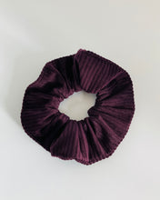 Lade das Bild in den Galerie-Viewer, HANNAH Scrunchie – Handmade Haargummi aus edlem Samt Breitcord!, Dunckellila Grösse L