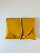 Lade das Bild in den Galerie-Viewer, Mini Geldbeutel Senffarben