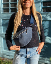 Lade das Bild in den Galerie-Viewer, KIRA Bauchtasche dicker Cord Taubenblau handmade, blauer Gurt