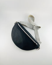 Lade das Bild in den Galerie-Viewer, MAREIKE Bauchtasche Lederimitat Grauschwarz Silber und Gold Akzente