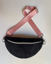 Lade das Bild in den Galerie-Viewer, MICHA Bauchtasche Schwarz getragen als Crossbody-Bag