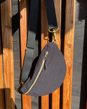 Lade das Bild in den Galerie-Viewer, SYLVIE Bauchtasche 3D-Rautenmuster Schwarz Quilted, Gurt schwarz, Gold, Innentasche