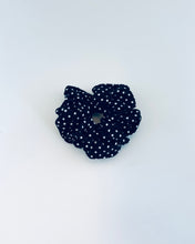 Lade das Bild in den Galerie-Viewer, Holly Scrunchie, Schwarz mit kleinen weissen Punkten, Grösse M