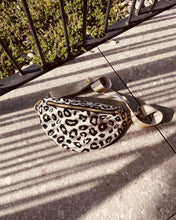 Lade das Bild in den Galerie-Viewer, ELA Bauchtasche Schwarz-Weiß Leopardenmuster Jacquard handmade