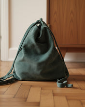 Lade das Bild in den Galerie-Viewer, INA 3-in-1 Rucksacktasche aus flaschengrünem Cord mit verstellbaren Gurten