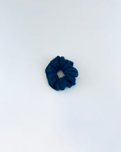 Lade das Bild in den Galerie-Viewer, Petrol scrunchie, Dorothea, handmade, Grösse S