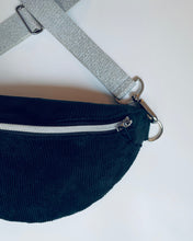 Lade das Bild in den Galerie-Viewer, INGE Bauchtasche Feincord Schwarzgrün mit Silberakzenten, Glitzer Silber Gurtband