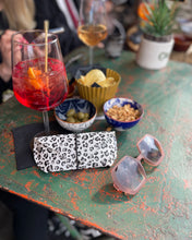 Lade das Bild in den Galerie-Viewer, EMMA Brillenetui mit weißem Leomuster aus veganem Lederimitat