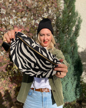 Lade das Bild in den Galerie-Viewer, ANNABELL Bauchtasche Jacquard Zebra-Muster Schwarz-Weiß handmade