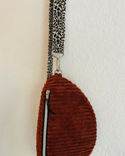 Lade das Bild in den Galerie-Viewer, Bauchtasche samtweicher Breit-Cord Braun mit Silberakzenten handmade