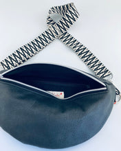 Lade das Bild in den Galerie-Viewer, MAREIKE Bauchtasche Lederimitat Grauschwarz Silber und Gold Akzente