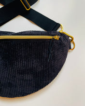 Lade das Bild in den Galerie-Viewer, MICHA Bauchtasche Schwarz getragen als Crossbody-Bag