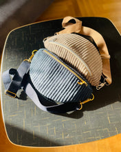 Lade das Bild in den Galerie-Viewer, NICKI Bauchtasche Cord Taupe mit Gold-Metallakzenten, abnehmbarer Gurt in Beige