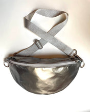 Lade das Bild in den Galerie-Viewer, ELFI Bauchtasche glatter silberner Stoff regen- und schmutzabweisend