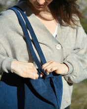 Lade das Bild in den Galerie-Viewer, ANNEROSE Rucksacktasche Detailansicht - dunkelblaues Cord-Material