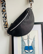 Lade das Bild in den Galerie-Viewer, MAREIKE Bauchtasche Lederimitat Grauschwarz Silber und Gold Akzente