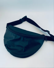 Lade das Bild in den Galerie-Viewer, DIANA MINI Bauchtasche Schwarz minimalistisch kompakt