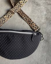 Lade das Bild in den Galerie-Viewer, SYLVIE Bauchtasche 3D-Rautenmuster Schwarz Quilted, Silber Akzente, Gurtband Leomuster