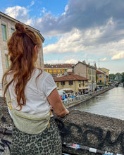 Lade das Bild in den Galerie-Viewer, TINA Bauchtasche Jacquard Blätter-Muster Mint-Beige handmade, Gurt Gold