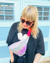 Lade das Bild in den Galerie-Viewer, INI Bauchtasche holografisch mit pinkem abnehmbarem Gurt