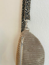 Lade das Bild in den Galerie-Viewer, NICKI Bauchtasche Cord Taupe mit Silber-Metallakzenten, abnehmbarer Gurt in BeigeLeo