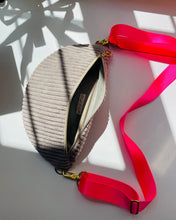 Lade das Bild in den Galerie-Viewer, NICKI Bauchtasche Cord Taupe mit Gold-Metallakzenten, abnehmbarer Gurt in Pink