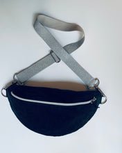 Lade das Bild in den Galerie-Viewer, INGE Bauchtasche Feincord Schwarzgrün mit Silberakzenten, Silber Gurtband