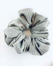 Lade das Bild in den Galerie-Viewer, Mathilda Scrunchie, Samt Cord Grau, Grösse L
