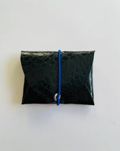 Lade das Bild in den Galerie-Viewer, Helmi Mini Geldbeutel, Schwarz, Schlangenoptik, minimalistisch, Gummiband Blau