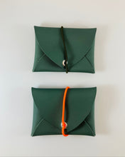 Lade das Bild in den Galerie-Viewer, Mini Geldbeutel, Olivgrün, Gummiband Grün, Neongelb, Minimalistisch