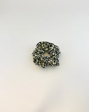 Lade das Bild in den Galerie-Viewer, Kathl Scrunchie, handmade, Leomuster, Grösse S