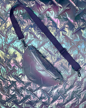 Lade das Bild in den Galerie-Viewer, INI Bauchtasche holografisch mit lila abnehmbarem Gurt