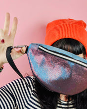 Lade das Bild in den Galerie-Viewer, STEPHI BUMBAG – Schimmernde Bauchtasche für Alltag & Freizeit