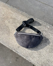 Lade das Bild in den Galerie-Viewer, VIKTORIA Bauchtasche samtweicher Breit-Cord Grau 10mm mit Silberakzenten handmade, Gurt schwarz