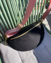 Lade das Bild in den Galerie-Viewer, *NEU* BIBI BUMBAG – elegant schwarze Bauchtasche