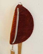 Lade das Bild in den Galerie-Viewer, Bauchtasche samtweicher Breit-Cord Braun mit Silberakzenten handmade