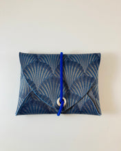 Lade das Bild in den Galerie-Viewer, Mini Geldbeutel, Muschel Blau, Minimalistisch, Gummiband Blau