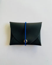 Lade das Bild in den Galerie-Viewer, Mini Geldbeutel, Schwarz, Minimalistisch, Gummiband Blau