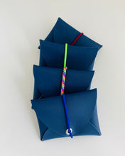 Lade das Bild in den Galerie-Viewer, Mini Geldbeutel Dunkelblau, minimalistisch, Gummiband Rot, Neongrün