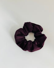 Lade das Bild in den Galerie-Viewer, HANNAH Scrunchie – Handmade Haargummi aus edlem Samt Breitcord!, Dunckellila Grösse M