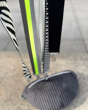 Lade das Bild in den Galerie-Viewer, VIKTORIA BUMBAG - Cord