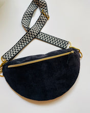 Lade das Bild in den Galerie-Viewer, MICHA Bauchtasche Schwarz getragen als Crossbody-Bag