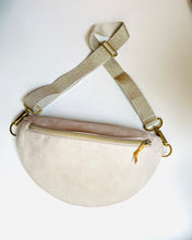 Lade das Bild in den Galerie-Viewer, Mia Bauchtasche Beige Wildleder Optik, Lederimitat, Gurtband Gold