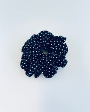 Lade das Bild in den Galerie-Viewer, Holly Scrunchie, Schwarz mit kleinen weissen Punkten, Grösse L