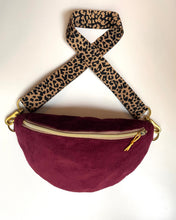 Lade das Bild in den Galerie-Viewer, CATHRIN Bauchtasche Feincord Bordeaux Dead Stock limitierte Edition, Gurtband Leopard