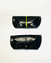 Lade das Bild in den Galerie-Viewer, HELMI Brillenetui mit Schlangenstruktur aus veganem Lederimitat